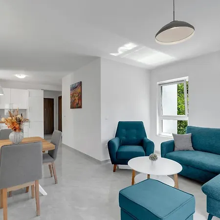 - Santric * Makarska