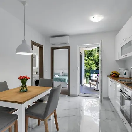 - Santric Apartment Makarska
