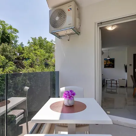 - Santric Apartman Makarska