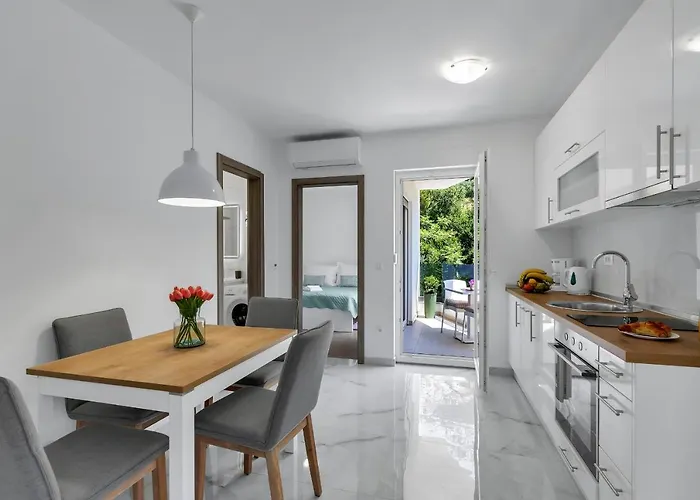 - Santric Apartman Makarska