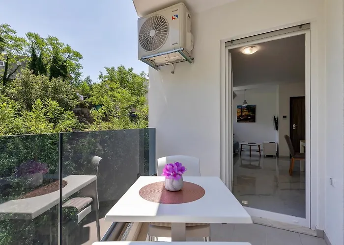 - Santric Apartman Makarska