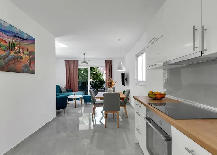 - Santric Apartman *