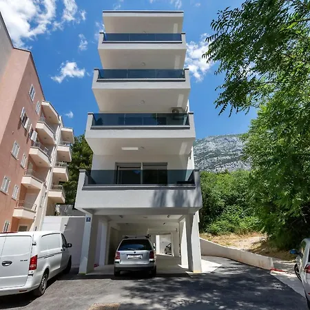 - Santric * Макарська