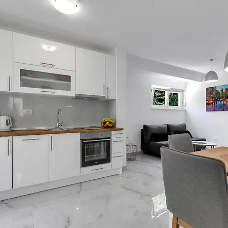 - Santric * Макарська