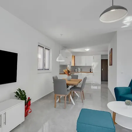 - Santric Макарська