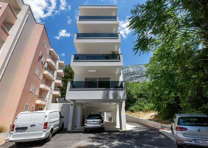 - Santric * 马卡尔斯卡